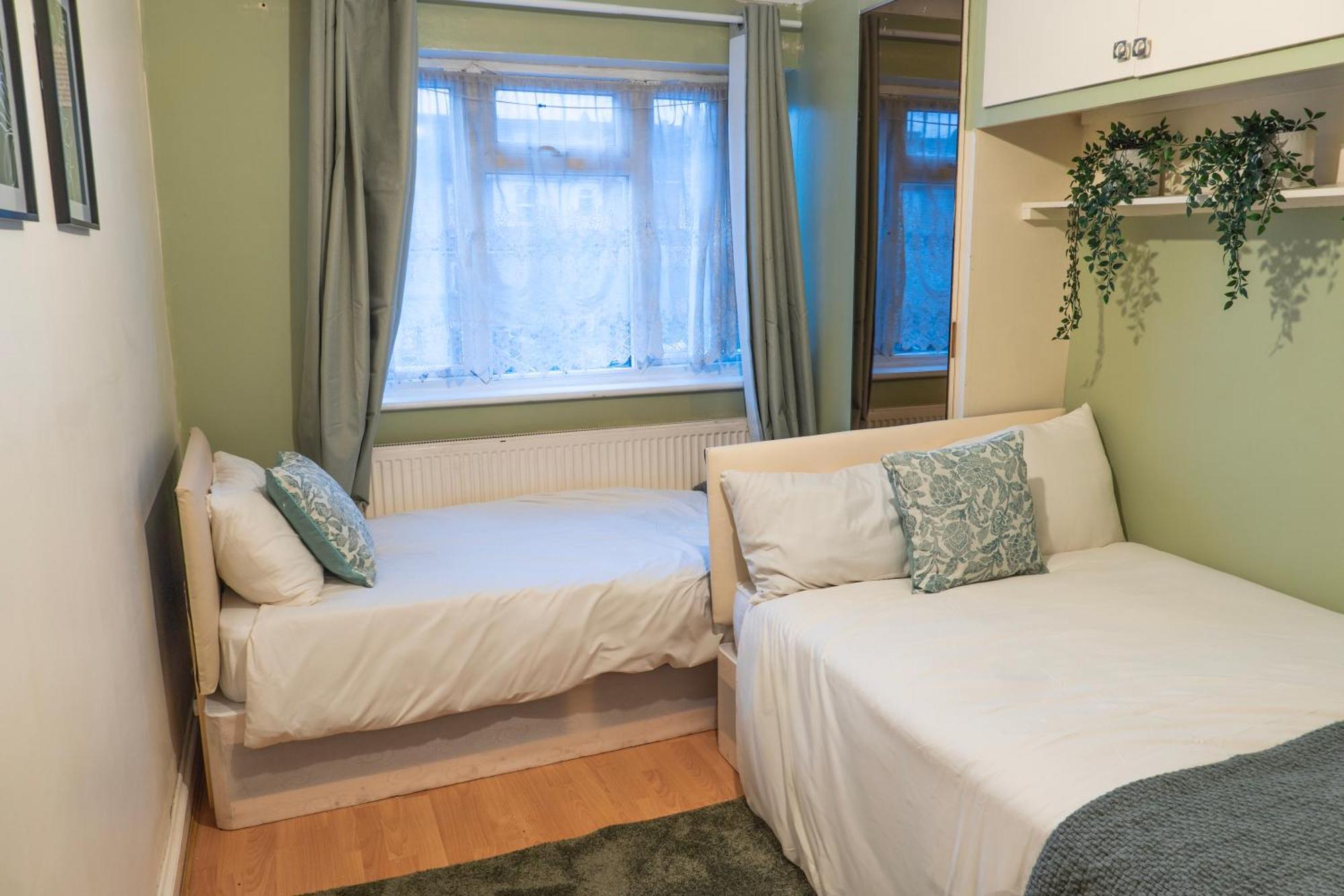 Apartment 2 Bed Flat With Driveway 10 Mins To Wembley Stadium *