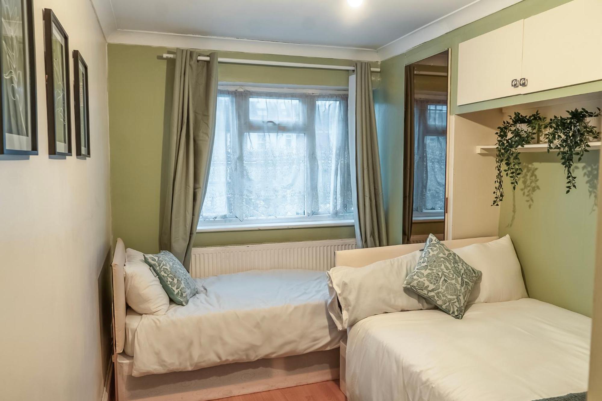 Apartment 2 Bed Flat With Driveway 10 Mins To Wembley Stadium *