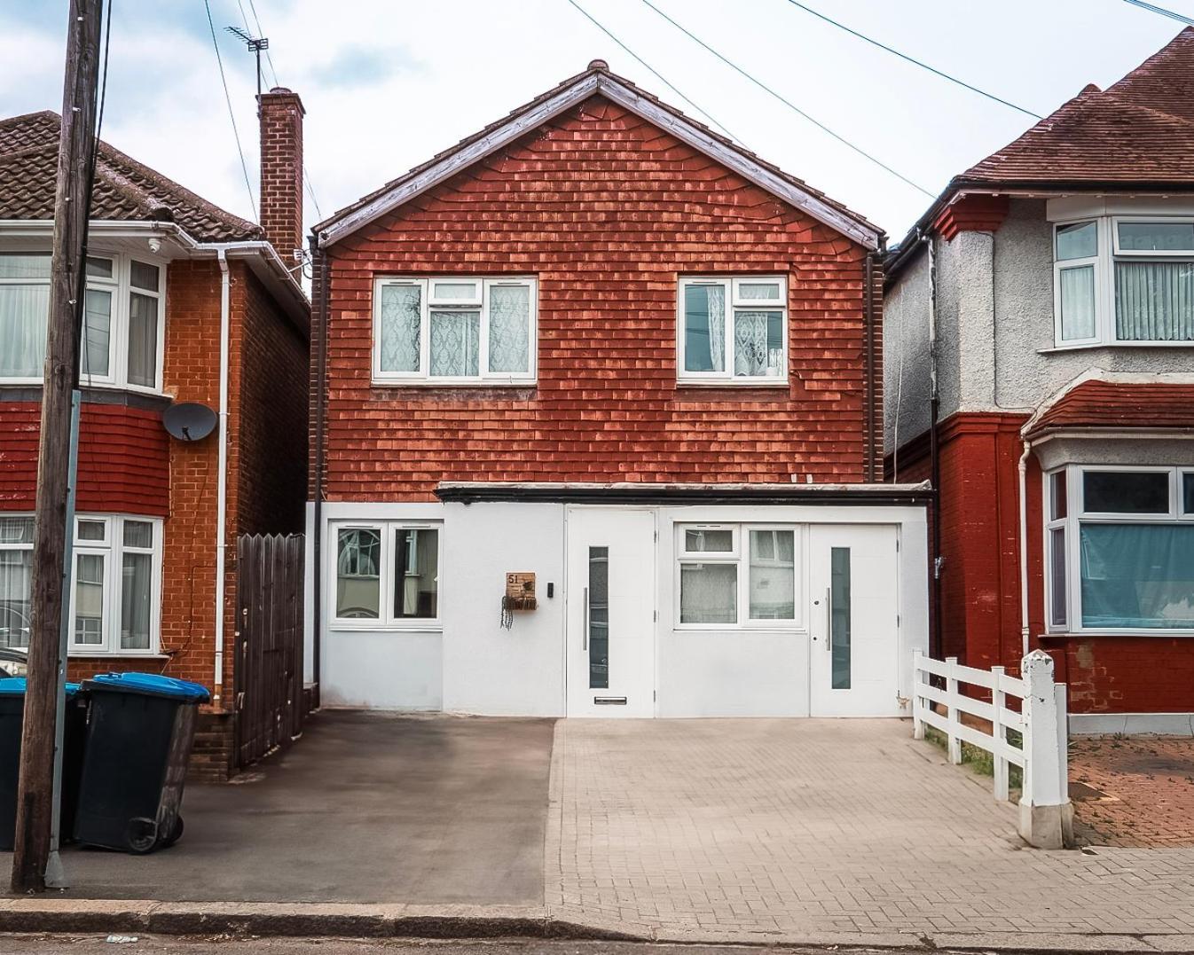 2 Bed Flat With Driveway 10 Mins To Wembley Stadium Apartment *